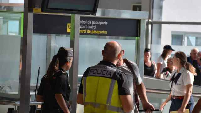 Control policial en el aeropuerto / CNP